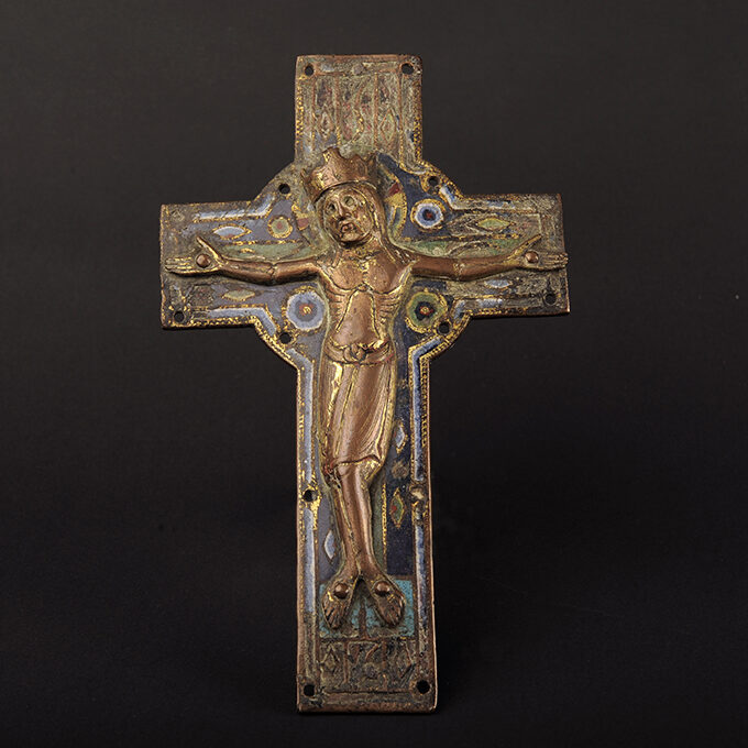 Crucifix en cuivre, émaux champlevés. Treizième siècle. Limoges