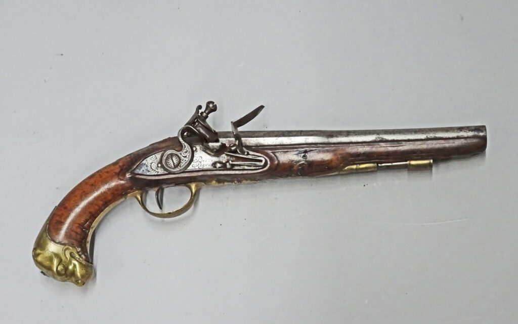 Pistolet d'officier de marine, bois, acier et bronze, dix-huitième siècle